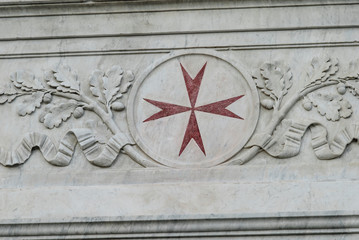 Croce di Malta, dettaglio scultura su marmo, Pisa