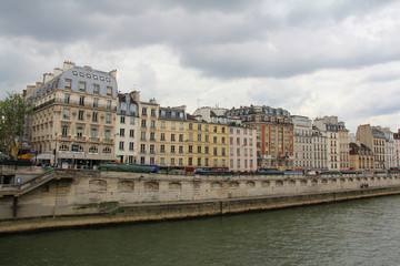 Fototapeta premium Immeubles parisiens au bord de la Seine