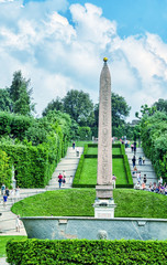 Fototapeta na wymiar FLORENCE, ITALY - JUNE 22, 2012: Tourists enjoy Boboli gardens o