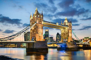 Poster Im Rahmen Tower Bridge in London, Großbritannien bei Nacht © Mapics