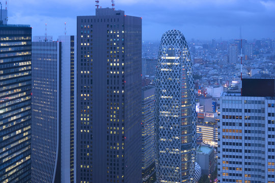 ［東京都市風景］トワイライトのビルの明かりが輝く新宿高層ビル街と東京スカイツリー方面の街並全景を望む