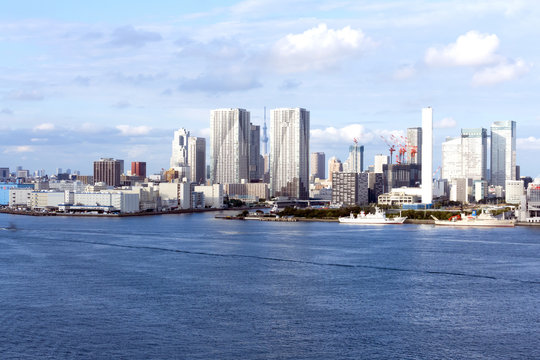 東京湾岸エリア　晴海方面高層タワーマンション群と東京スカイツリーそして2020年東京オリンピック選手村（予定地）を望む