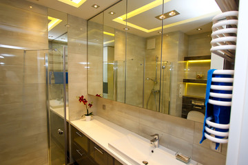 Łazienka, lustro umywalka w nowoczesnym mieszkaniu