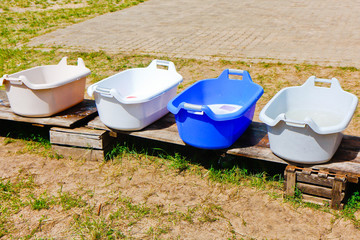 Miski z ciepłą wodą do mycia naczyń na obozie młodzieżowym 