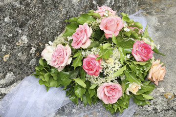 Bouquet sur voile de mariée