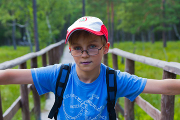 Mały chłopiec w okularach i z plecakiem na wycieczce © Mirek