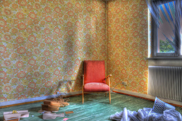 fauteuil rouge dans le coin