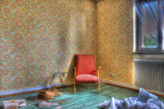 fauteuil rouge dans le coin