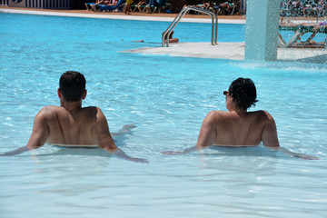 pareja de relax en la piscina