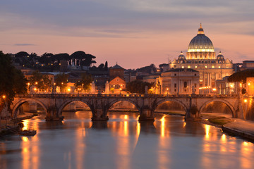 Fototapeta na wymiar San Pietro e il Tevere al tramonto