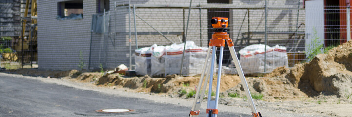 nivelliergerät vor baustelle