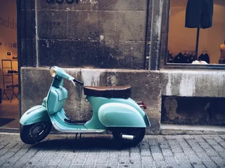 Deurstickers Scooter oude, blauwe vintage motorscooter in Palma de Mallorca