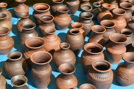 Sale of ceramic ware at fair of national creativity