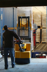 Obraz na płótnie Canvas transport logistique - déchargement de camion