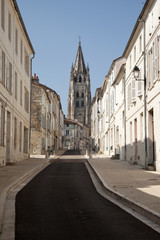 Fototapeta na wymiar Rue de l'église à Saintes