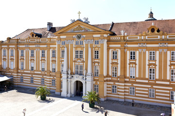 Fototapeta premium Stift Melk, Gebäude vor dem Innenhof