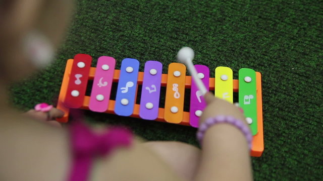 girl play on xylophone