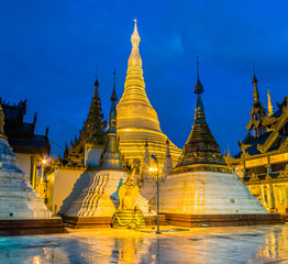 Fototapeta premium Shwedagon pagoda in Yangon, Myanmar