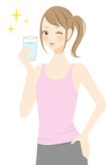 水分補給をする女性
