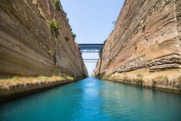 Photo sur Plexiglas Canal Avec le voilier à travers le canal de Corinthe