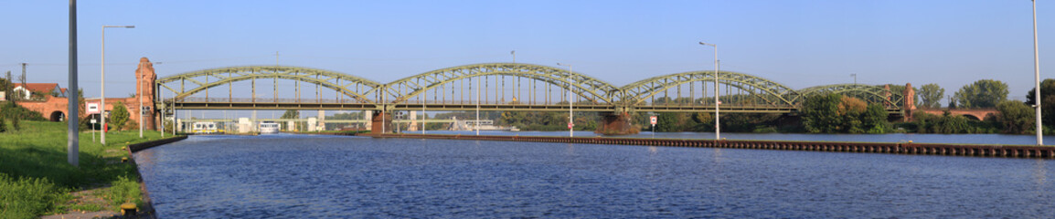 Eisenbahnbrücke Hochheim, hinten die Staustufe Kostheim (2014)