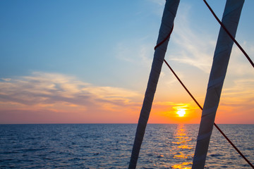 Mit dem Segelboot den Sonnenuntergang genießen