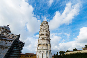 Fototapeta na wymiar Famous leaning tower of Pisa during summer day