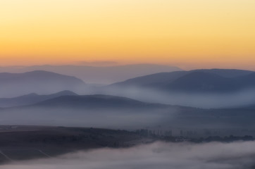 Fototapeta na wymiar the first rays of the rising sun over the mountain