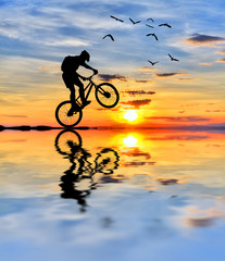 Fototapeta na wymiar el ciclista y el sol