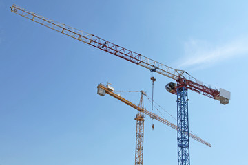 grues sur un chantier de construction