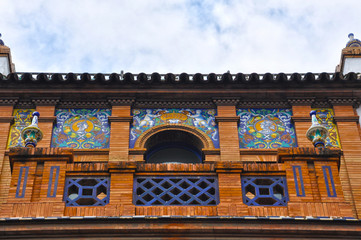 Fototapeta na wymiar Sevilla, Andalucía, casa con azulejos, barrio de Triana