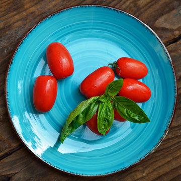 pomodori e basilico fondo vintage