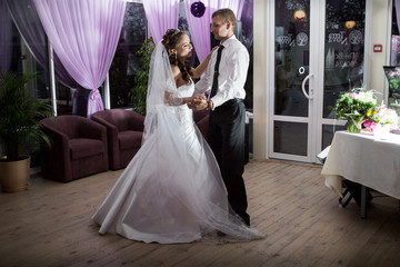 Fototapeta premium groom and bride dance