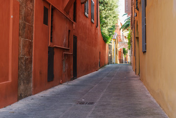 Strada centro storico, vicolo muro arancione e giallo, Pisa