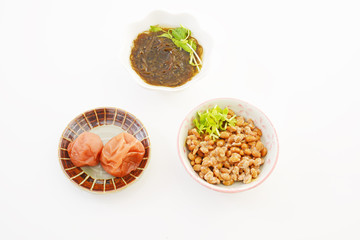 小皿に入れた納豆とモズクと梅干し