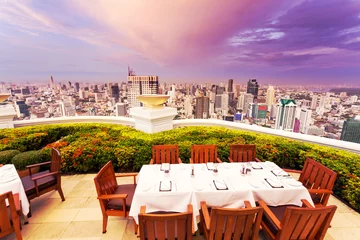 Papier Peint photo autocollant Restaurant restaurant sur le toit avec fond de paysage urbain
