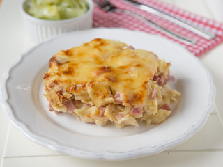 Überbackene Schinkelfleckerl mit Salat