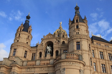 Fototapeta na wymiar Portal des Schweriner Schlosses