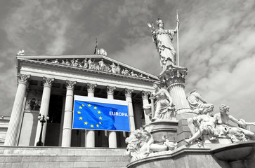 Parlament Wien Portal mit EU-Transparent, Fahne; schwarz/weiss