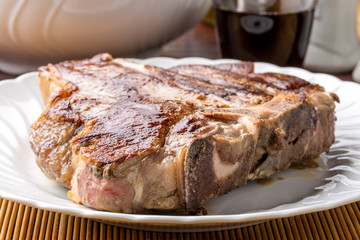 Fiorentina di manzo cotta alla piastra servita