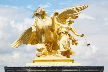 Photo sur Plexiglas Pont Alexandre III Alexandre III bridge golden statue in Paris