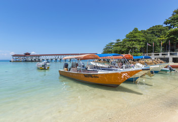 Fototapeta na wymiar Boats with clear water and blue skies