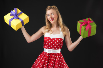 Pin up Mädchen mit Geschenken