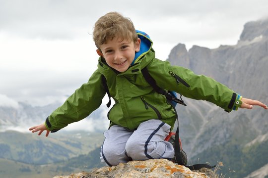 Bambino in montagna