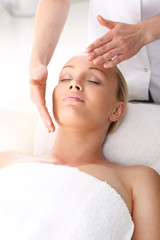 Atrakcyjna blondynka w salonie spa na masażu relaksacyjnym - obrazy, fototapety, plakaty