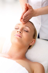 Masażystka -  kobieta na masażu twarzy - obrazy, fototapety, plakaty