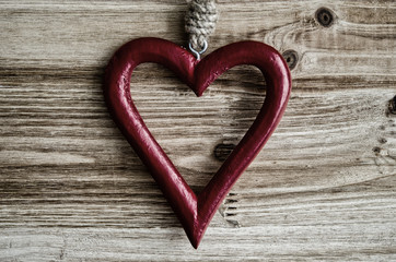 Herz, rot, auf Holz