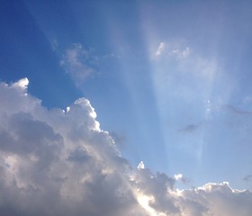 雲から漏れ出る光