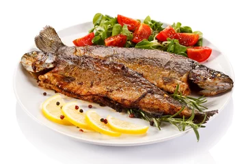 Crédence de cuisine en verre imprimé Plats de repas Fish dish - fried fish fillet with vegetables