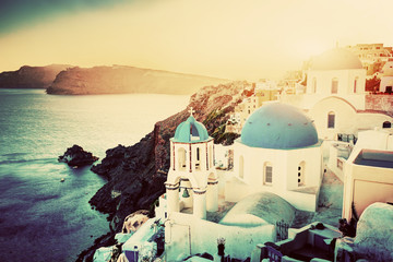 Obraz premium Oia town on Santorini, Greece at sunset. Aegean sea, vintage